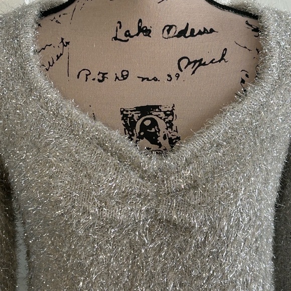 Chelsie&Violet silver/gray sparkly long sleeve v- neck cropped sweater nwt - Picture 3 of 6
